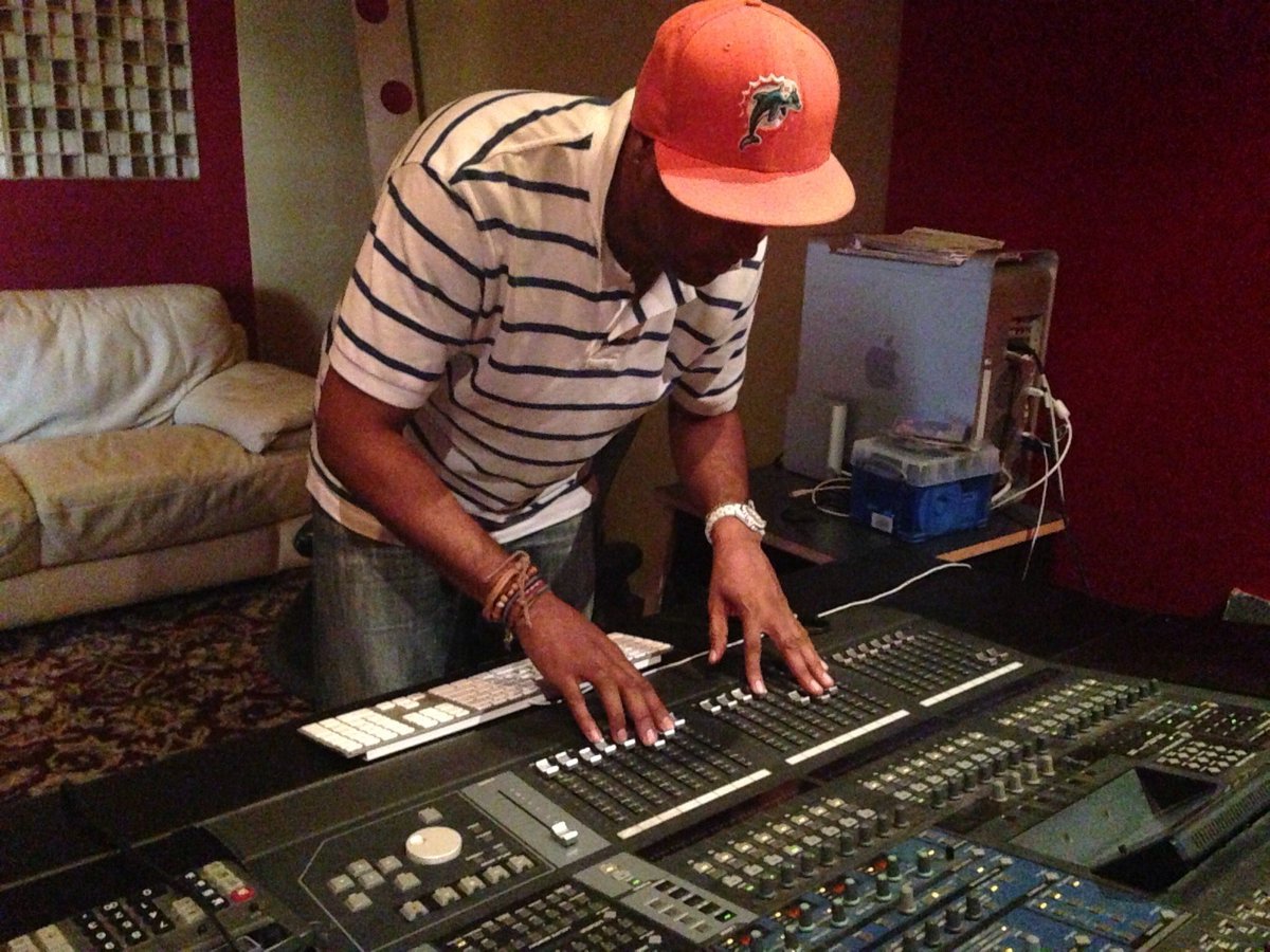 Don’t APOLOGIZE for Ur greatness‼️ JUST because someone doesn’t understand Ur VISION or see Ur SHINE, doesn’t mean Ur not a 🌟, just means they’re don’t have a telescope big enough to see U ‼️
SHINE ON🌟❗️💯💫
#BELIEVEinYOU ❗️
Tag a 🌟 ❗️
#TheARTrepreneur #JalenJames