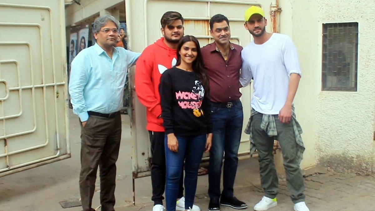 BollySpy's tweet photo. #Notebook Special #Screening At Sunny Super Sound #Juhu | #PranutanBahl , #ZaheerIqbal , #VishalMishra

@PranutanBahl @iamzahero @VishalMMishra #Bollywood #BollywoodNews #Bollyspy 

Watch Video 👉 https://t.co/h25xwPPdN6 https://t.co/35hNNyoPcF