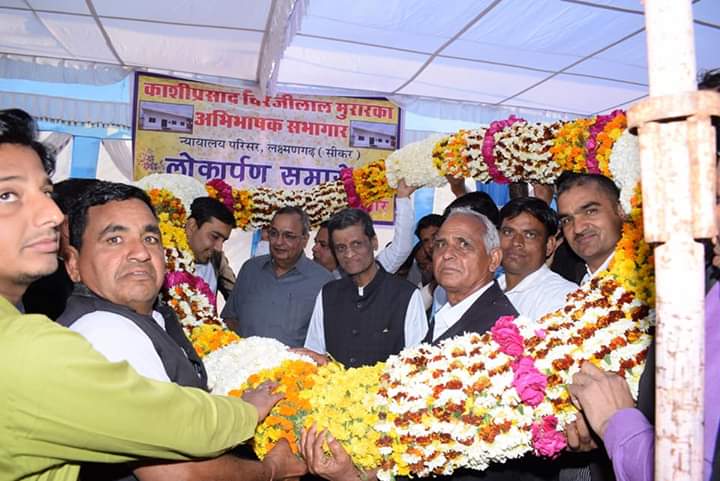 AneelMurarka's tweet photo. In the series #GivingbackToRoots the #community utility construction projects by Shree Chiranjilal Badamidevi Murarka Charitable Trust, the latest #inauguration being the new #LawyersWaitingRoom & #LegalBooksLibrary at our hometown #Lachhmangarh, Rajasthan
#SatyamevaJayete 🙏 https://t.co/RZpJ510FGG