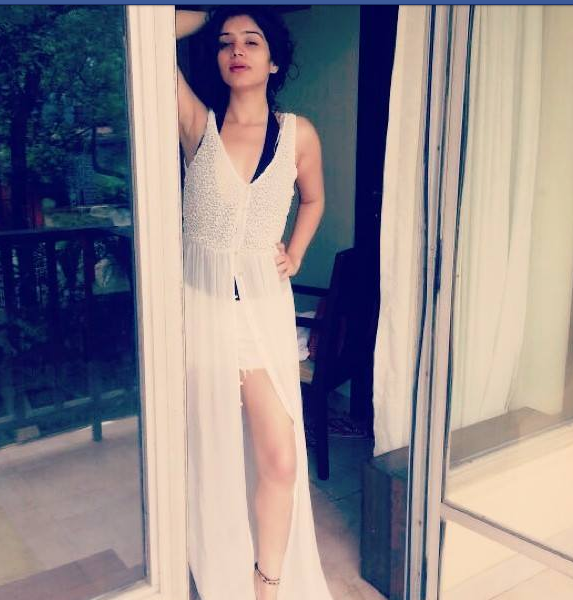 viralbake's tweet photo. Check out the top 5 skinny #Indian #celebrities, who are rocking their #zero size figure with swag!!
#DishaPatani #KarishmaTanna #ShukritiKandpal #CharlieChauhan #MouniRoy #ZeroSize #ZeroFigure #TuesdayThoughts #TuesdayMotivation https://t.co/uxzwV9mEOW