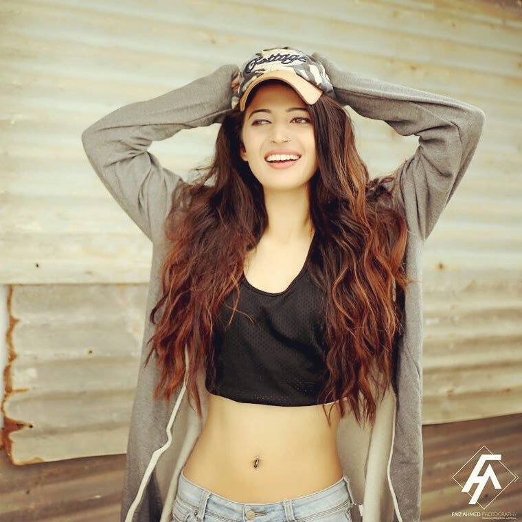 viralbake's tweet photo. Check out the top 5 skinny #Indian #celebrities, who are rocking their #zero size figure with swag!!
#DishaPatani #KarishmaTanna #ShukritiKandpal #CharlieChauhan #MouniRoy #ZeroSize #ZeroFigure #TuesdayThoughts #TuesdayMotivation https://t.co/uxzwV9mEOW