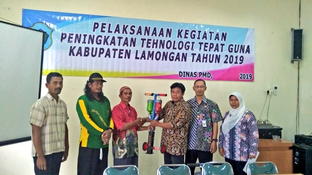 Iskandar__NH's tweet photo. DPMD lamongan beri bantuan alat untuk Tanam Jagung &amp; Padi. Kepada kelompok tani di lamongan.

Dear #tppilamongan #manfaatdanadesa dapat di optimalkan guna menunjang kegiatan prudes di sektor pertanian 

@EkoSandjojo @AndryDewantoAh2
#DariDesaUntukIndonesia
Aku #BanserAmankanTPS https://t.co/dkiAhnHUGW