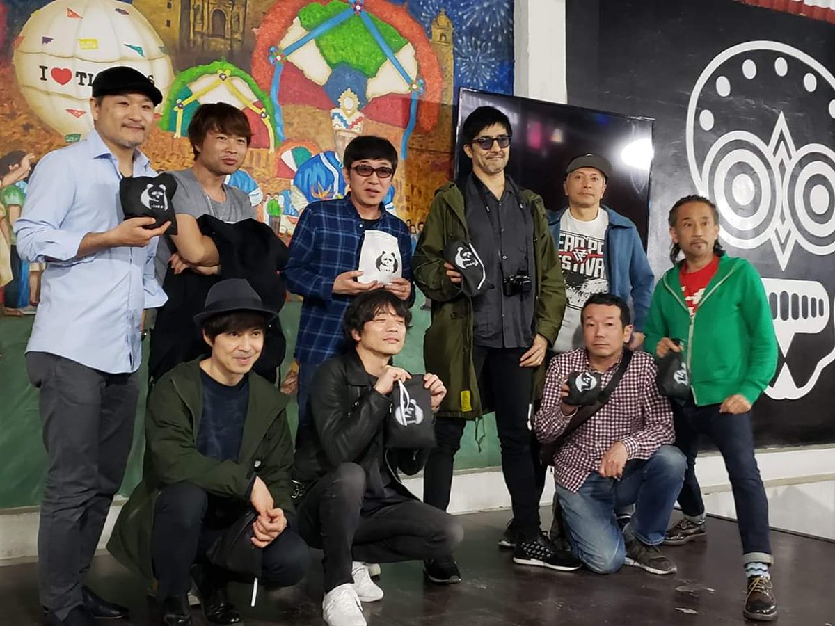 1985_happy's tweet photo. Hey amigos! Si los tokyo ska paradise! Ya obtuvieron la suya!!!! ¿ tu que esperas ? 😱😱
#Afross #Oaxaca4 #ConsumeAfroos #tokio #japon 🎺🕴🐼📯🎷🤟🏼
※目をつむってしまった加藤くん
※AfrossさんのFacebookより https://t.co/SNkfFPfuzP