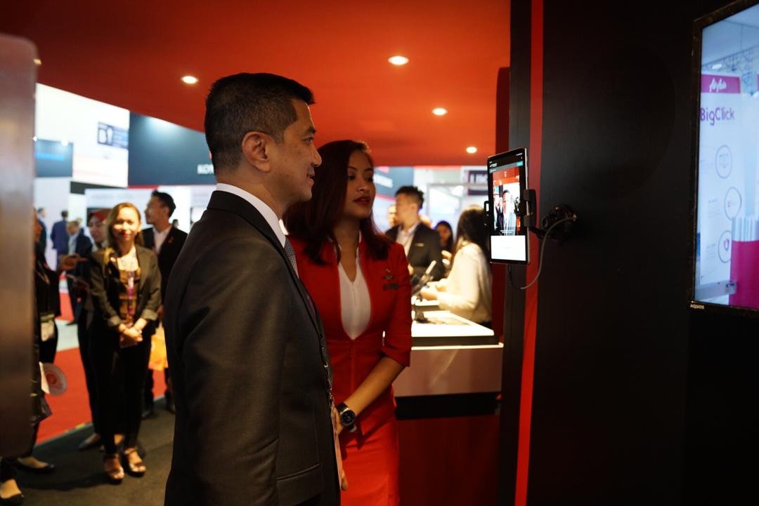 AzminAli's tweet photo. Impressed by AirAsia’s new facial recognition boarding system on display at LIMA ‘19. Kudos to Datuk Kamarudin Meranun and his team! #MEA #LIMA19 https://t.co/Cys19t7Etx