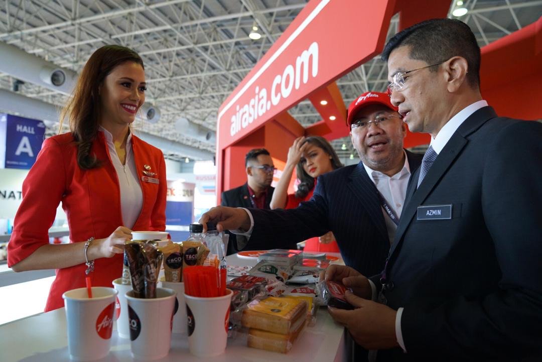 AzminAli's tweet photo. Impressed by AirAsia’s new facial recognition boarding system on display at LIMA ‘19. Kudos to Datuk Kamarudin Meranun and his team! #MEA #LIMA19 https://t.co/Cys19t7Etx