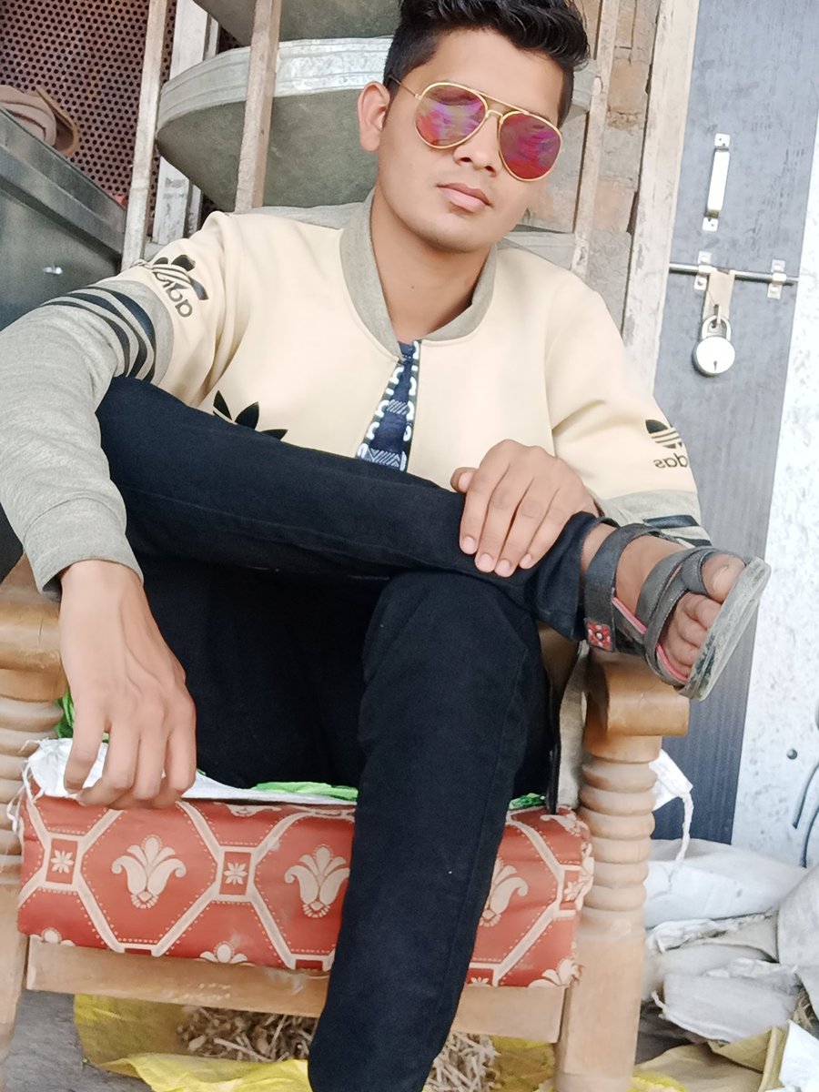 Rohit01132000's tweet photo. My fashion is my attitude https://t.co/3GkLDnoxNH
