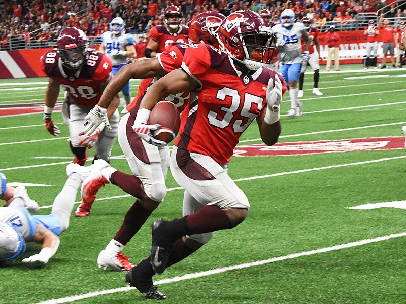 JoeAlexander210's tweet photo. San Antonio Commanders running back Trey Williams' touchdown - a look at the winning play @aafcommanders @theaaf #aafcommanders #sacommanders #takecommand https://t.co/dTRSQsqjuw https://t.co/rL4OOuimAf