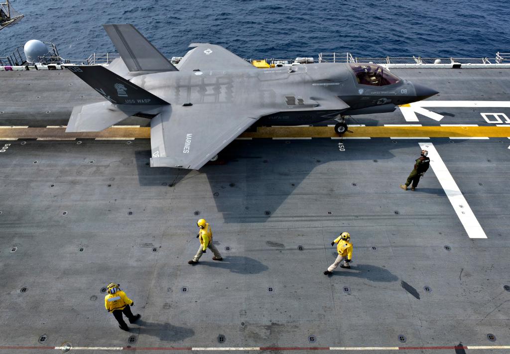 The #USNavy photos of day: 
#USSBoxer hits its target, #Sailors reset a catapult aboard #USSJohnCStennis, #USSGravely fires its 5-inch gun, and a #F35B Lighting II aircraft readies for flight aboard #USSWasp. ℹ️ info and ⬇️ download: navy.mil/viewPhoto.asp?…