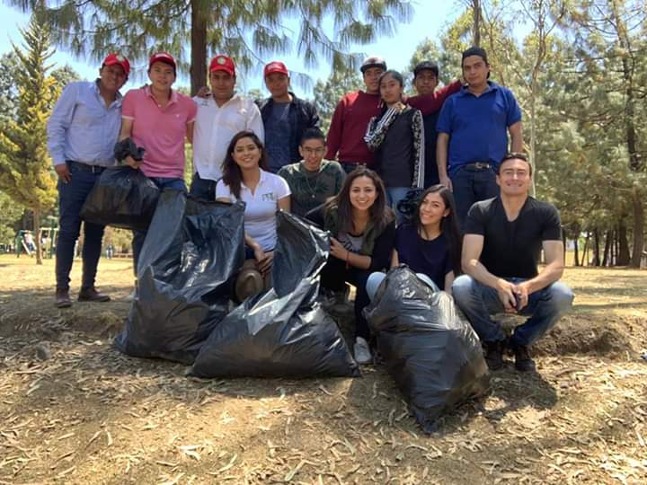 RedJPTol's tweet photo. Gracias a nuestros amigos de @EJR_Toluca por invitarnos a colaborar en esta jornada de recolección de residuos sólidos, felicidades por esta gran iniciativa.
¡Mucho éxito! 
#DejandoHuella #SomosJpToluca 
#UnNuevoCominezo #Toluca
@AlejandraDMV 
@nachobeltran34 
@PRI_EDOMEX https://t.co/4QoQiajWZt