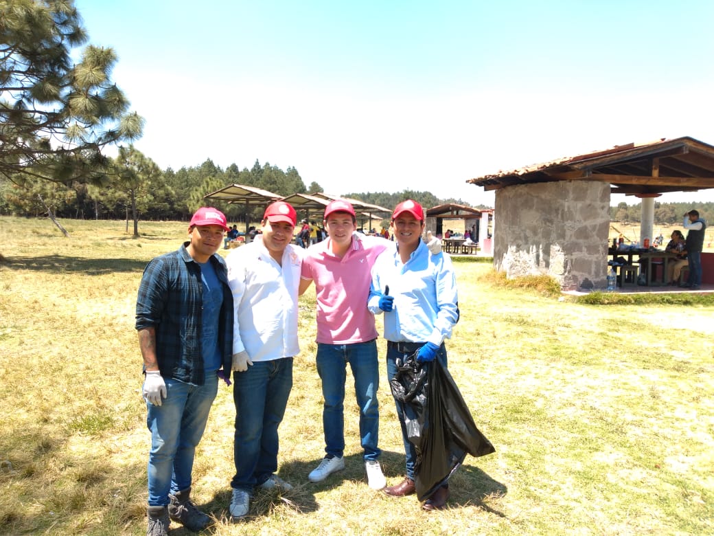 RedJPTol's tweet photo. Gracias a nuestros amigos de @EJR_Toluca por invitarnos a colaborar en esta jornada de recolección de residuos sólidos, felicidades por esta gran iniciativa.
¡Mucho éxito! 
#DejandoHuella #SomosJpToluca 
#UnNuevoCominezo #Toluca
@AlejandraDMV 
@nachobeltran34 
@PRI_EDOMEX https://t.co/4QoQiajWZt