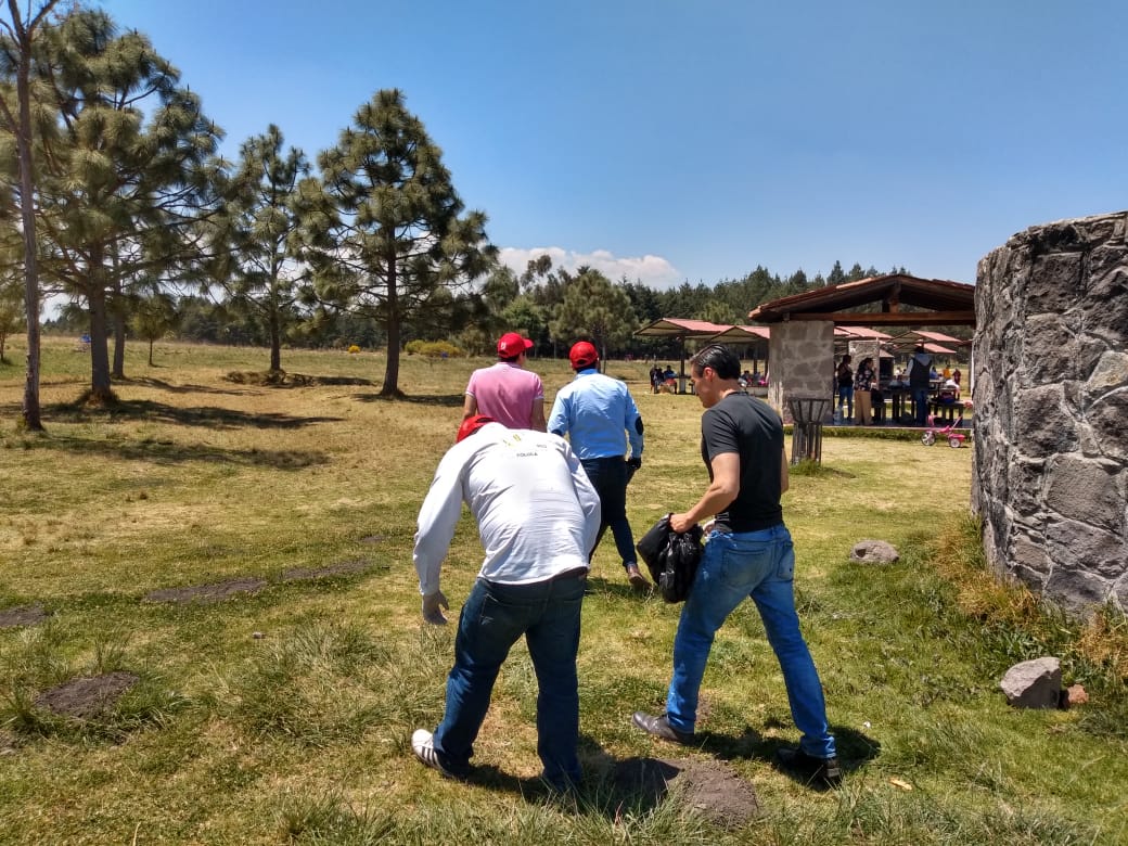 RedJPTol's tweet photo. Gracias a nuestros amigos de @EJR_Toluca por invitarnos a colaborar en esta jornada de recolección de residuos sólidos, felicidades por esta gran iniciativa.
¡Mucho éxito! 
#DejandoHuella #SomosJpToluca 
#UnNuevoCominezo #Toluca
@AlejandraDMV 
@nachobeltran34 
@PRI_EDOMEX https://t.co/4QoQiajWZt