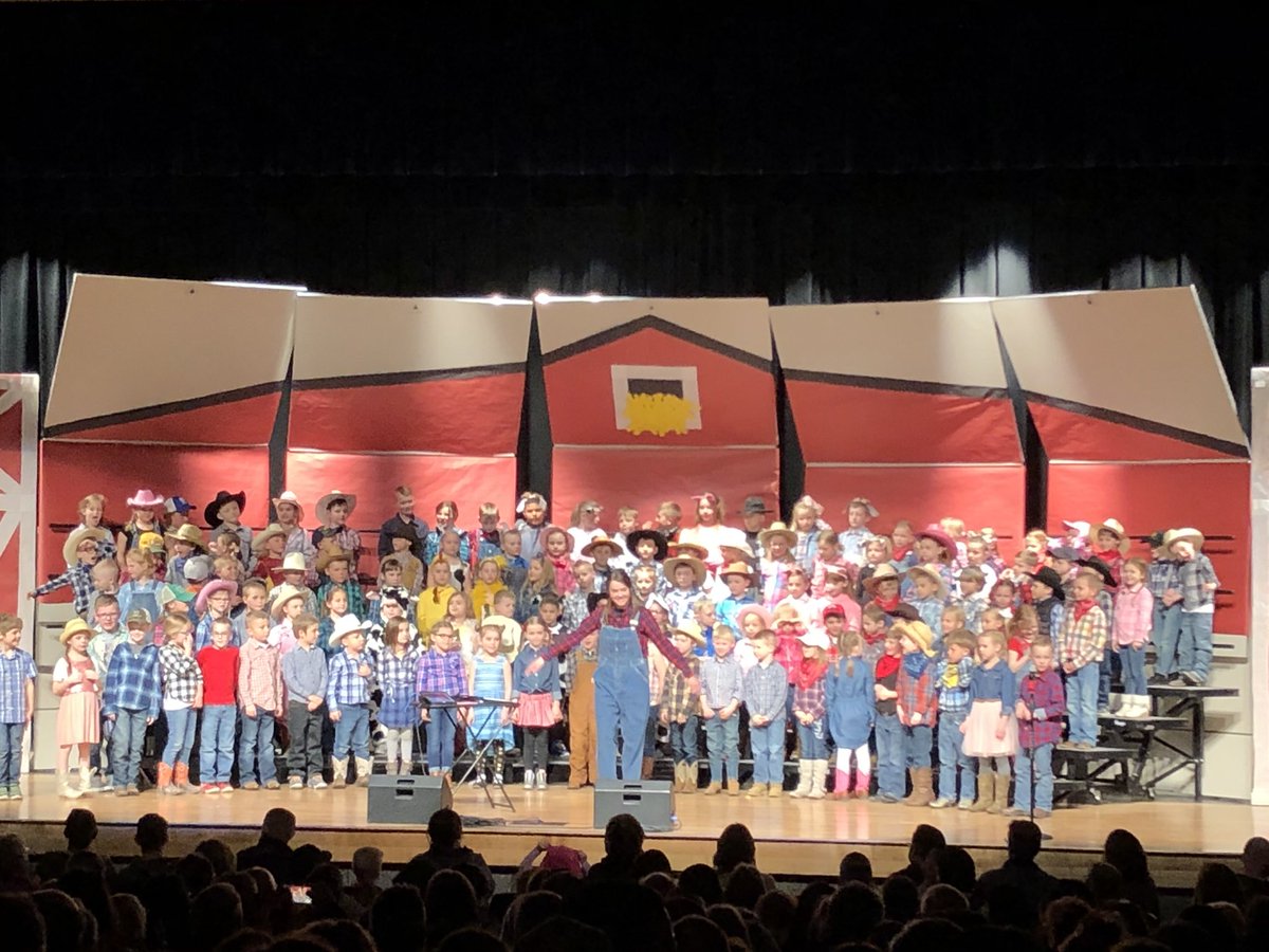 mradamonchoir's tweet photo. A huge CONGRATS to Mrs. Schiphoff and the Kindergarten and 1st grade performers on an excellent performance tonight! I can’t wait to have these students in a few years! @ElemEagleMusic https://t.co/Dd0Y3GVSY6
