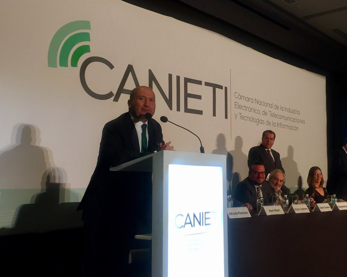 AlPachecoVa's tweet photo. Muchas gracias a todos los que han hecho posible una casa llena nuevamente. Asamblea General Ordinaria @CANIETI. Muchas felicidades Carlos Funes, nuevo Presidente y un reconocimiento para Mario de la Cruz, por sus 3 años al frente de la Cámara. https://t.co/qyMYzOpFbu