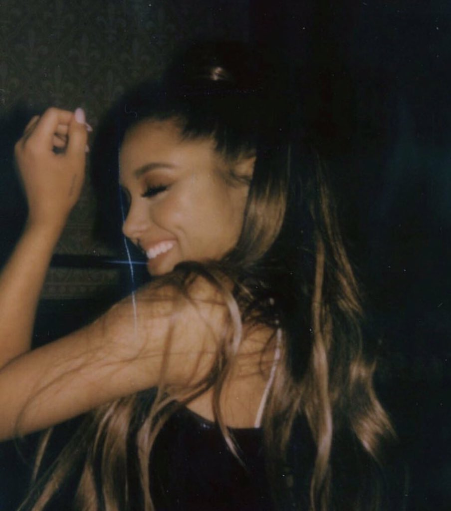 G0DISWOMAN's tweet photo. She is my light that illuminates all days, she is the reason why the who i'm happy, she is so loving, humble, comprehensive, is wonderful in all possible forms, is my inspiration, is my whole life, i love her with all my soul.  #6yearsofarianagrande https://t.co/Rq1mtA0byL