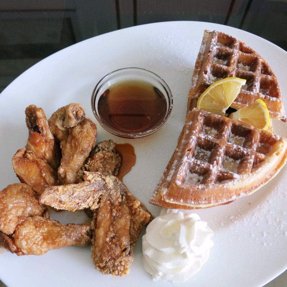 Can’t decide between savory or sweet for brunch? Why not have both? Give our Hot n’ Sticky Maple Chicken Waffles a try 😋 #sunrisebuckets_breakfast #sunrisebuckets