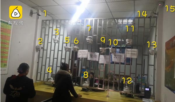 重庆璧山公交车充值点装15个监控 银行都没这儿多!
3月24日，重庆璧山区公共汽车IC卡管理中心，有15个监控摄像头对着办理业务的市民。工作人员介绍，这些摄像头主要是用来录入信息，对老人进行一个面部识别。网友调侃称，银行监控都没这儿多。24fa.com/mn64191c55.aspx
