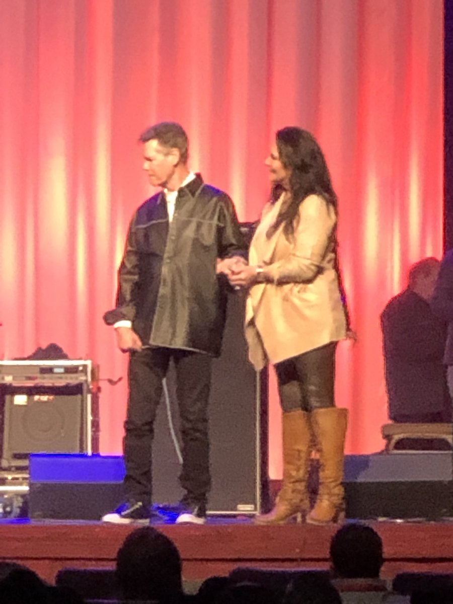 JennBennRRT's tweet photo. An honor to be in the presence of the great legend Randy Travis https://t.co/lXKAbf0GzF
