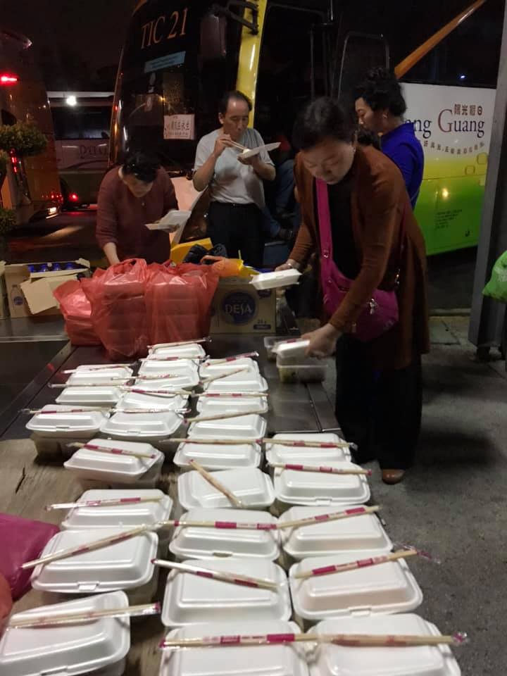 asiaonecom's tweet photo. Tourists upload photos of their 7hr wait at customs to enter Malaysia through the #SecondLink. https://t.co/ULFDYZxpAb @TourismMalaysia https://t.co/POt79AF1hC