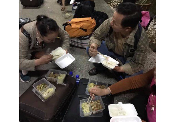 asiaonecom's tweet photo. Tourists upload photos of their 7hr wait at customs to enter Malaysia through the #SecondLink. https://t.co/ULFDYZxpAb @TourismMalaysia https://t.co/POt79AF1hC