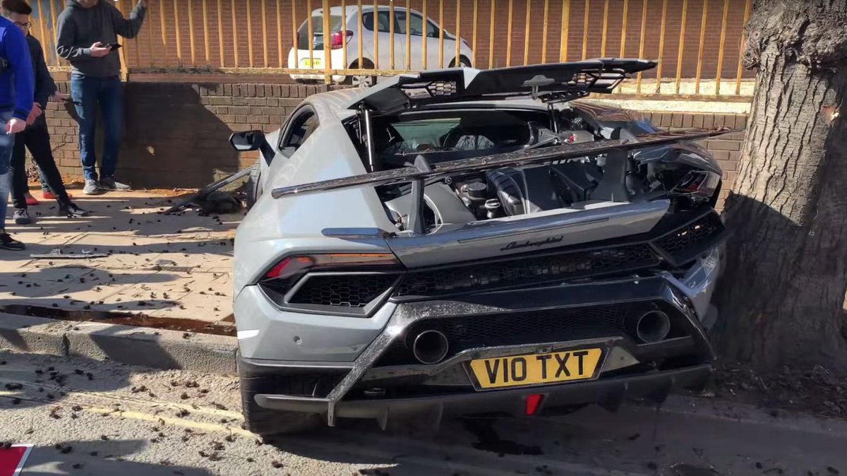 Jalopnik's tweet photo. This Lamborghini crash everyone's talking about is utterly baffling.
https://t.co/pzoPXfh5EE https://t.co/NYSHlVfOeV