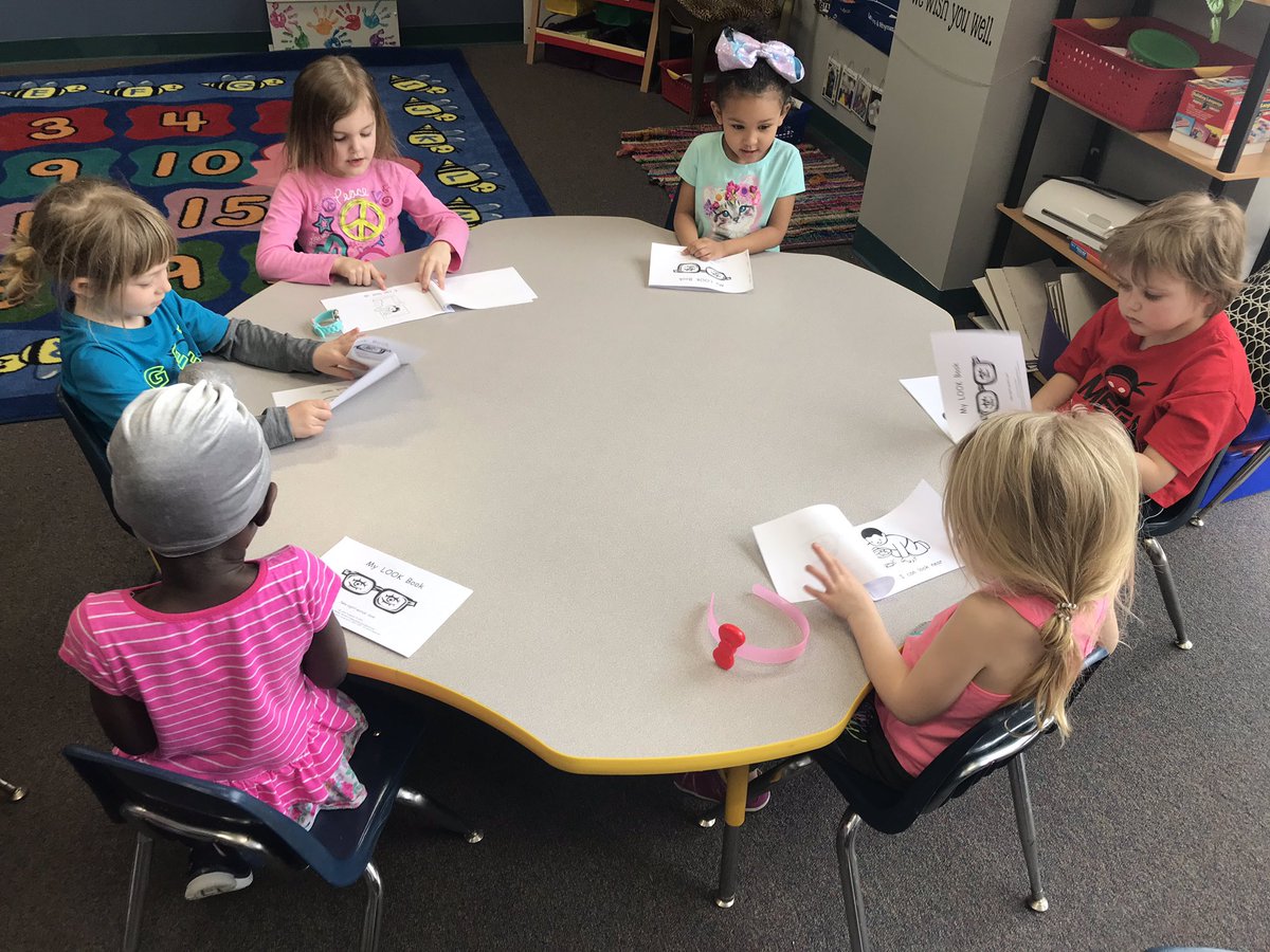 FlipandLearn17's tweet photo. #littlereaders #readyforkindergarten #printconcepts #welovebooks 📚📖 https://t.co/6hh6i2JZ17