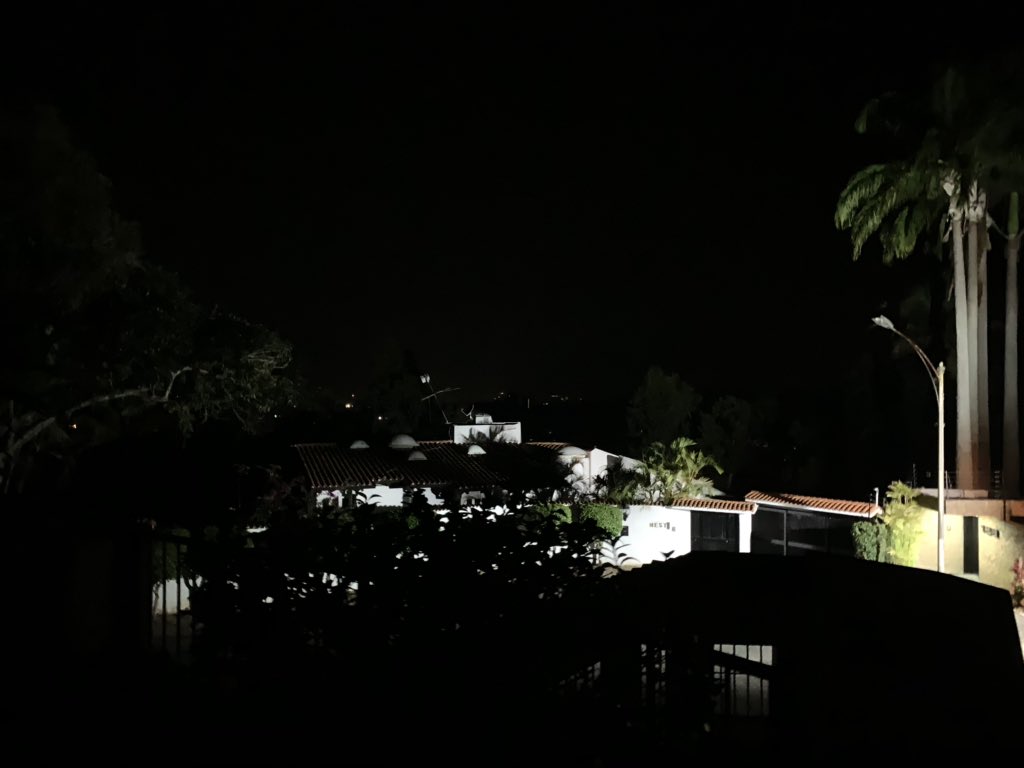 mavfernandez's tweet photo. .... Caracas 10:00pm https://t.co/N2ZJo22s05