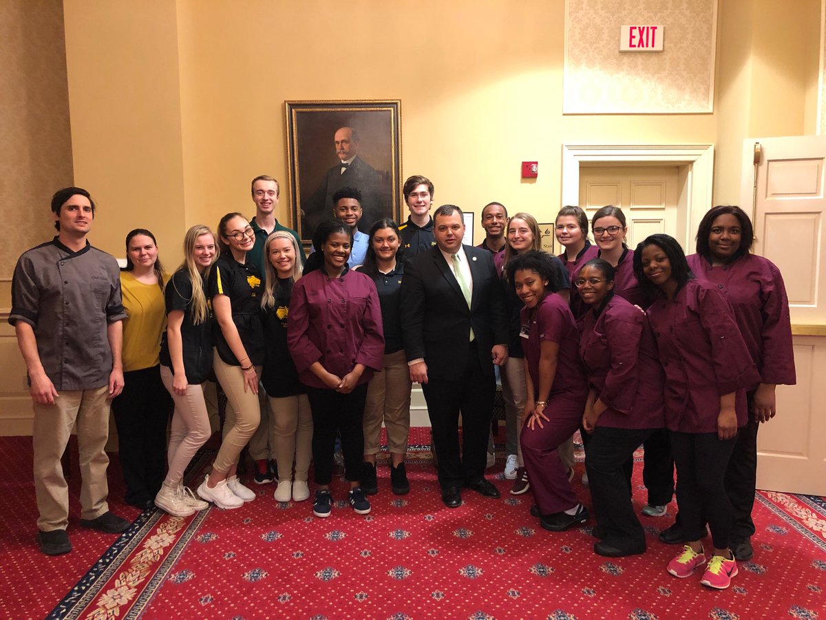 McM_EHS's tweet image. Tech spent the evening serving our desserts, speaking w/Senators, and sharing our stories.  Thx to all who attended &amp;amp; thx to Culinary Arts &amp;amp; Floral/Horticulture for the extra effort and #authentech work! ⁦@collins6HCPS⁩ ⁦@druhoags⁩ ⁦@TechAuthen⁩ ⁦