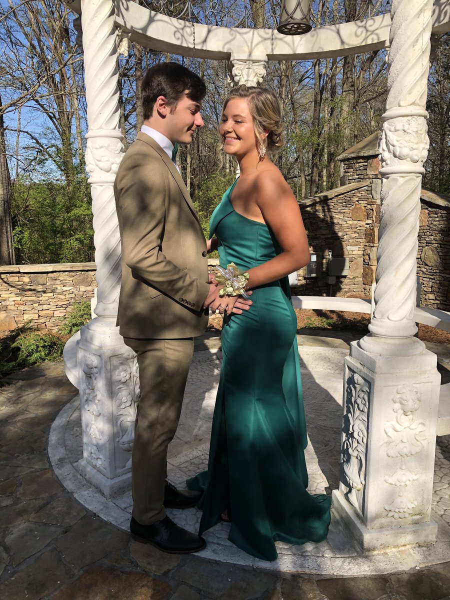 molly_pickrell's tweet photo. hey @ayeCarter, thanks for keeping me laughing all night and for not letting me fall. i love you!! https://t.co/bVRqBIWmUB