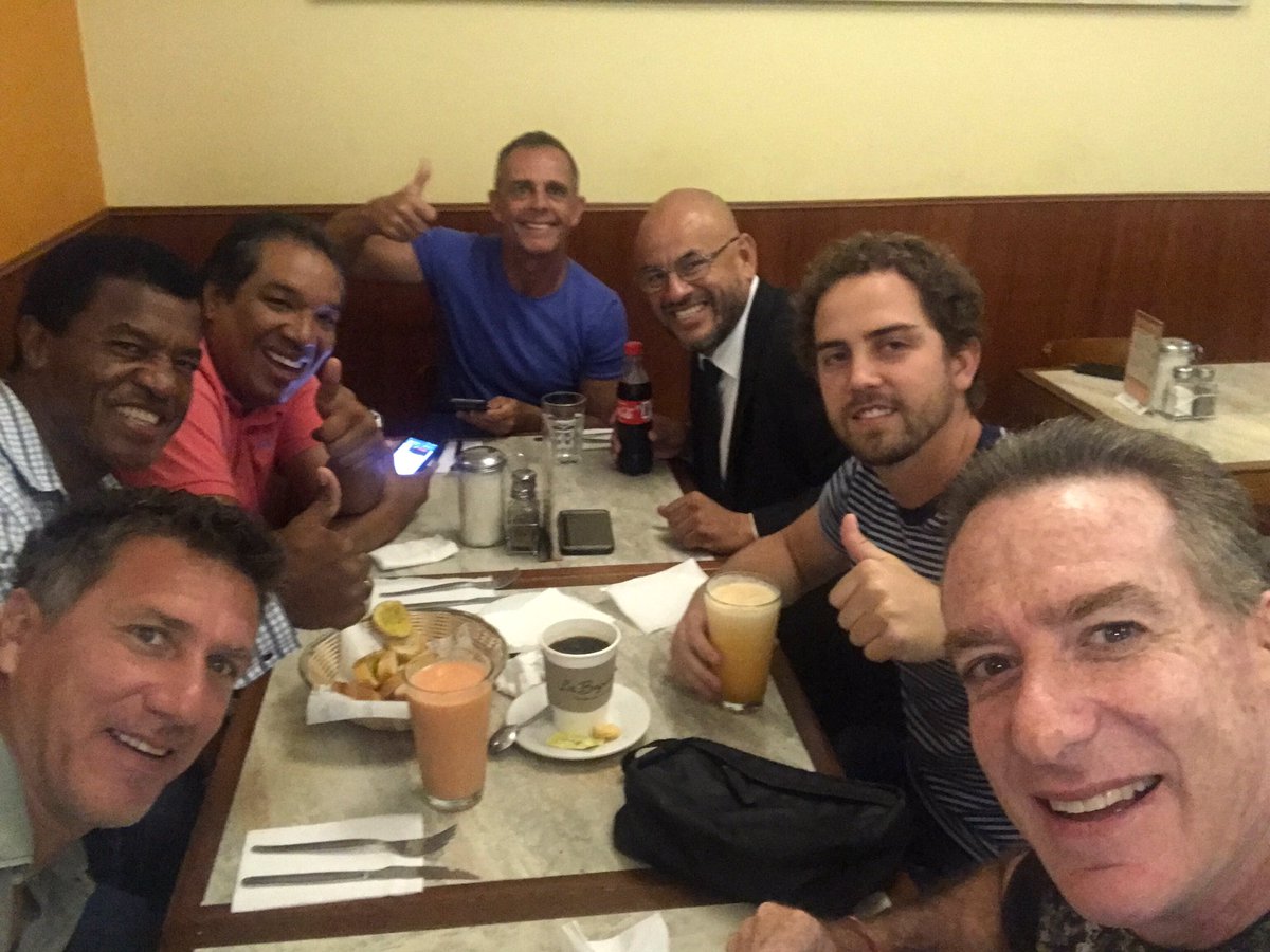 Café previo al programa @FS_RadioPeru. Allí donde la mesa se enciende con el debate. Desde las 10 pm en vivo. <a href="/MaestriAndra/">Flavio Maestri andra</a> <a href="/Arevalosport12/">Peter Arevalo</a> <a href="/julinho11sc/">Julinho</a> <a href="/Mauricioldm1/">Mauricio Loret de Mola</a> <a href="/JulioUribe10/">Julio César Uribe</a> <a href="/ADiezGol/">Alan Diez Vasquez</a>