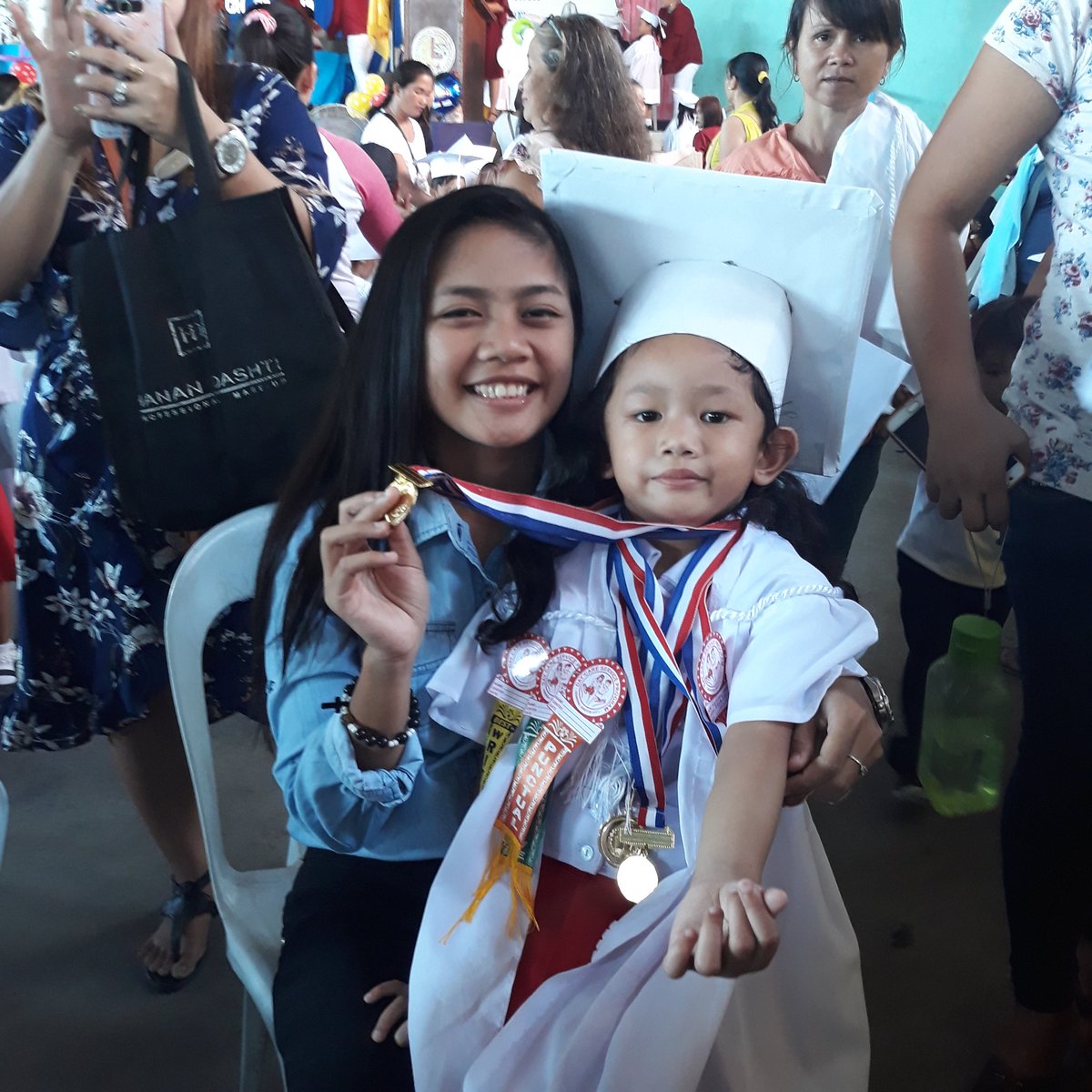 maykiinjil's tweet photo. Congrats bibi๐graduate na gyud sya ๐ proud kaayu si tita sa imo๐
#top4
#BestinEnglish
#BestinMath
#BestinReading https://t.co/cVfMsDc0CI
