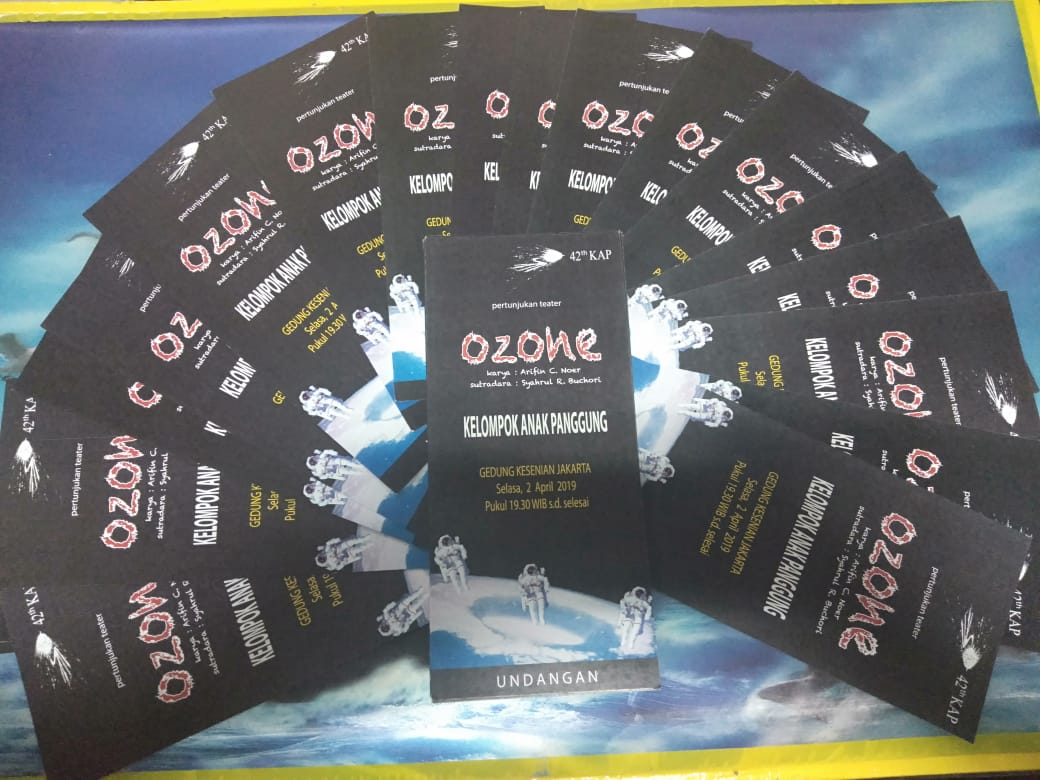 Assalamu'alaikum wa rahmatullahi wa barakatuh..
Selamat Pagi 

KELOMPOK ANAK PANGGUNG (KAP) mempersembahkan pementasan teater dengan naskah "Ozone" karya Arifin C. Noer, yang dimana beberapa anggota FKSM turut berpartisipasi dalam pementasan tersebut.