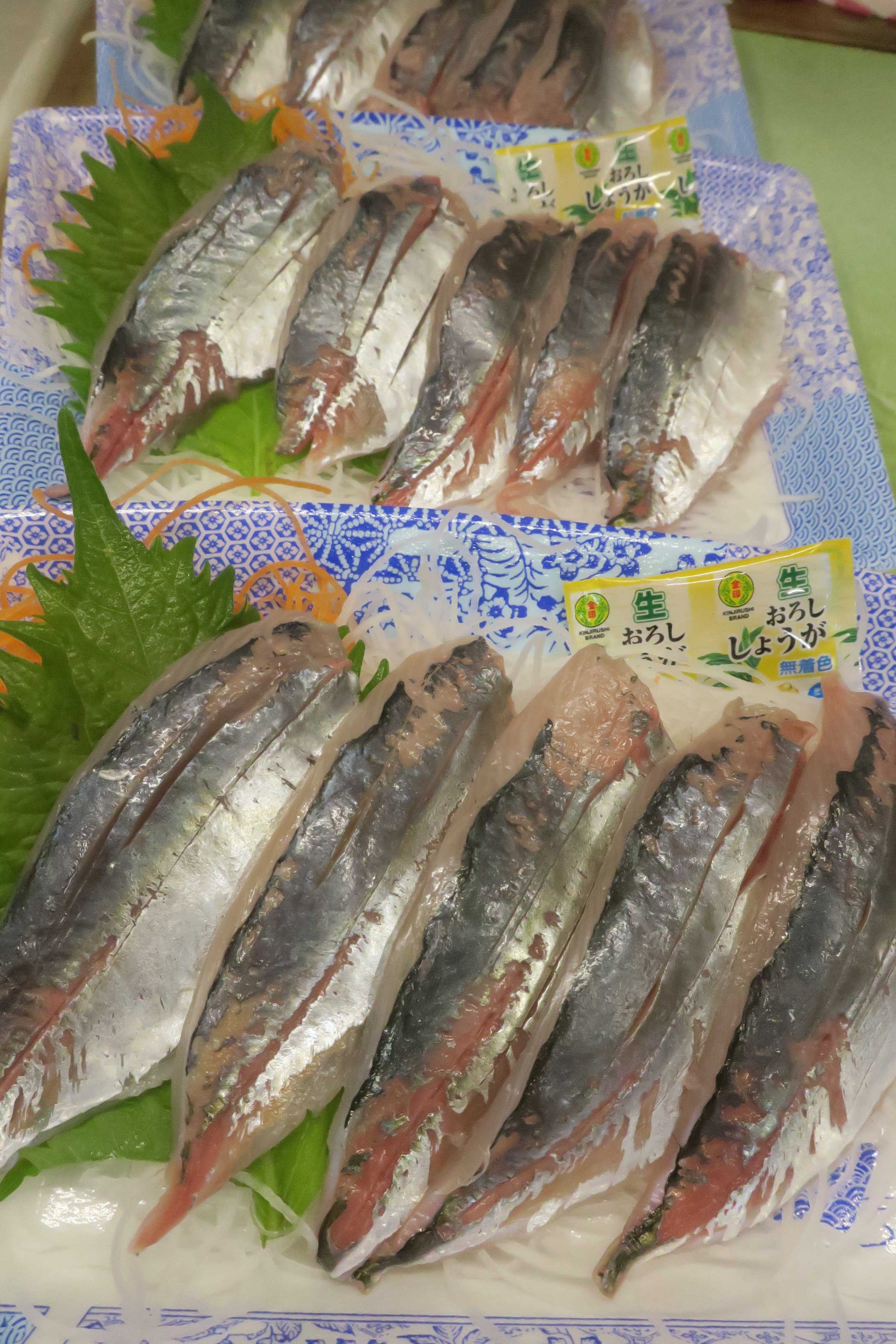仙川町 伊藤食品 シマアジ 真鯛 小アジのお造りなどが出ます 仙川町伊藤食品 仙川 調布 魚屋 豊洲市場 しまあじ 真鯛 真鯵 小アジ 刺身 T Co Lwblbsg0qc Twitter