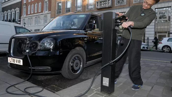 AmazingChevVolt's tweet photo. @LondonEVCompany INSIDER/
#TheElectricTaxi, #ElectricTaxi #ElectricFueledVehicle: Long Range  #PHEV!
W/Type 2 (L2 240V AC, N America) #Cabbys Travel 73% Further Per/£/€ Running #EV Mode.
(Inc. Found Everywhere, 3 Prong!) 
SAVING GREEN $$!
Long Term, #NearMaintenanceFree, #BEV Mode!
+
@PlugShare https://t.co/y21pX5CK7A