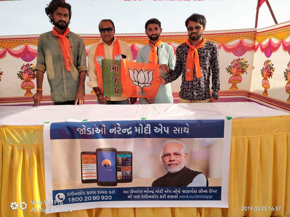 ribadiyadipen's tweet photo. #Veraval  ખાતે ૧૩-જૂનાગઢ લોકસભા નું વિજય સંકલ્પ સંમેલન યોજાયું હતું તેમ #13Junagadh લોકસભા સીટ ના #ITSM ઇન્ચાર્જ @NANDUVARU તથા તેમની ટીમ દ્વારા #NAMOapp ઉપસ્થિત બધા કાર્યકરો ને ઇન્સ્ટોલ કરવામાં મદદરૂપ થયા તેઓની આ પ્રશંસનીય કામગીરી બદલ સર્વે ને ખૂબ અભિનંદન. #VijaySankalpSamelan https://t.co/0lxZFbf4x2
