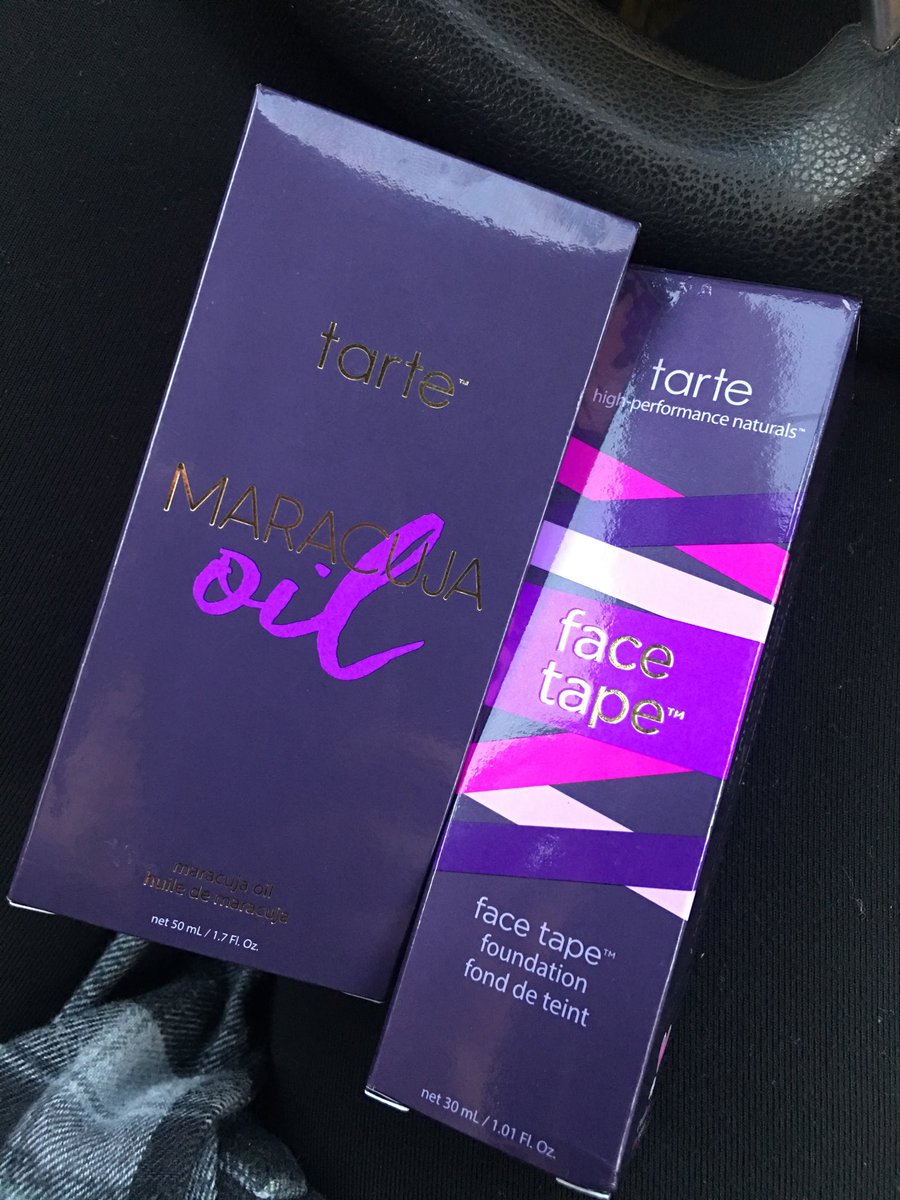 Karaaawwrr_23's tweet photo. So excited to try #facetape and happy that my face oil was on muthafuckin sale 🤗🤗🤗 https://t.co/ynLvv7uEjs