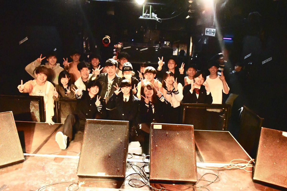 DekoBoko_rks's tweet photo. 先日の卒業ライブ、無事成功しました🤙

みんな楽しく盛り上がれました💯🎉
県外勢、広島を出ても頑張ってください！

これから、8期生の募集をはじめます🙂
高校に軽音がない、学校の外に音楽仲間を増やしたい人、どんな方でも歓迎します。

詳細はDMで📩 https://t.co/wUpzvs3wAh