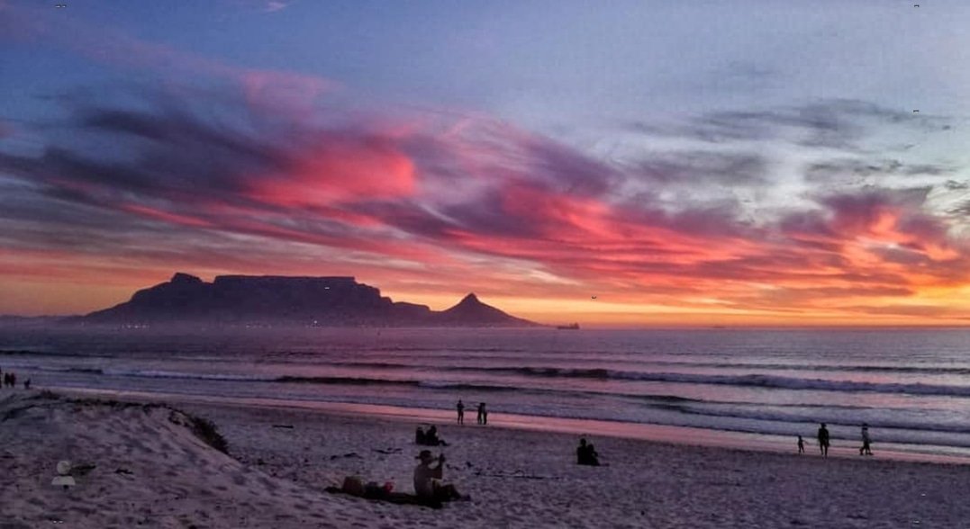 CapeTownEtc's tweet image. Happy Tuesday Cape Town. May your day be as colourful as the magnificent colours during this sunset.

📸 @justinkraak94