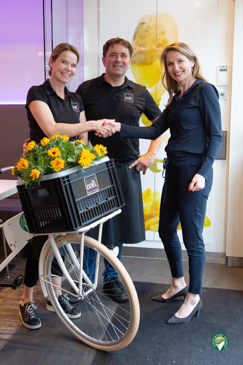 Restaria Den Doel, de prijswinnaar van de Verantwoord Frituren-Facebookactie, heeft vandaag de Verantwoord Frituren Tulpfiets in ontvangst genomen. Toon en Lion Bressers, de eigenaren, zijn dolblij met de nieuwe fiets waar hun logo naast het logo van Verantwoord Frituren prijkt.