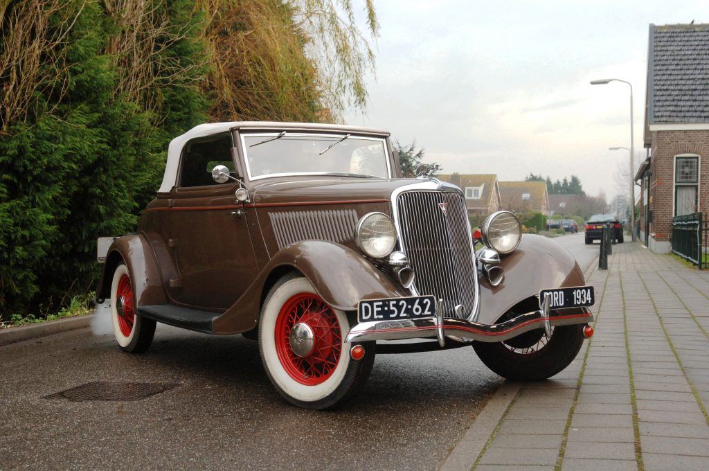 Toonbeeld van Mobiel #Erfgoed: Ford V8 - De Ford V8 speelde een belangrijke rol bij het groeiende autobezit na WO2. Voor middenklassers een snelle, comfortabele auto met nieuwe hoogwaardige technieken. Meer info: ow.ly/71qV30obVUP #klassieker #massamotorisering