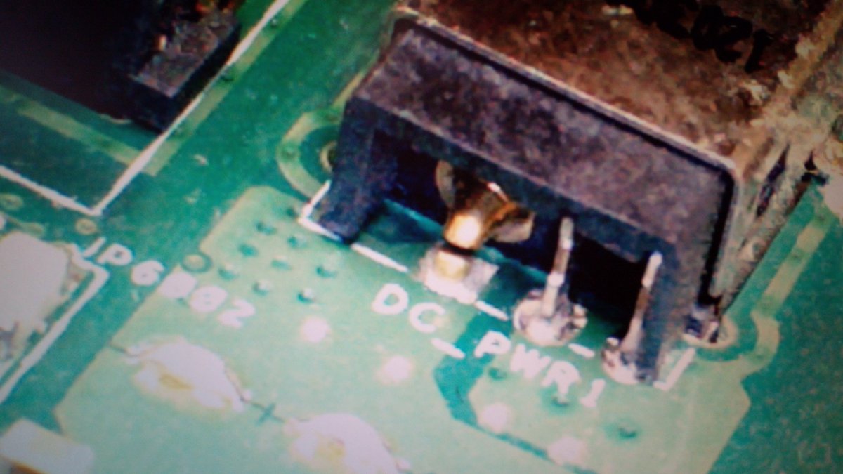ComputerDiscou2's tweet photo. This broken DC jack port was causing problems on a laptop. A replacement port soon cured the problem. https://t.co/TOt1lk23MR