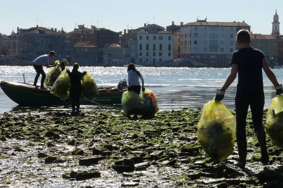 GruppoVeritas's tweet photo. Grande successo per l'evento "Kick Plastic Out!" del 23 marzo 2019 a #Venezia.
Ringraziamo i più di 100 partecipanti intervenuti e 1,6 TONNELLATE di #rifiuti di ogni genere raccolti.
#EnjoyRespectVenice #KeepVeniceClean #VeneziaPulita https://t.co/MFepq5XXDK
