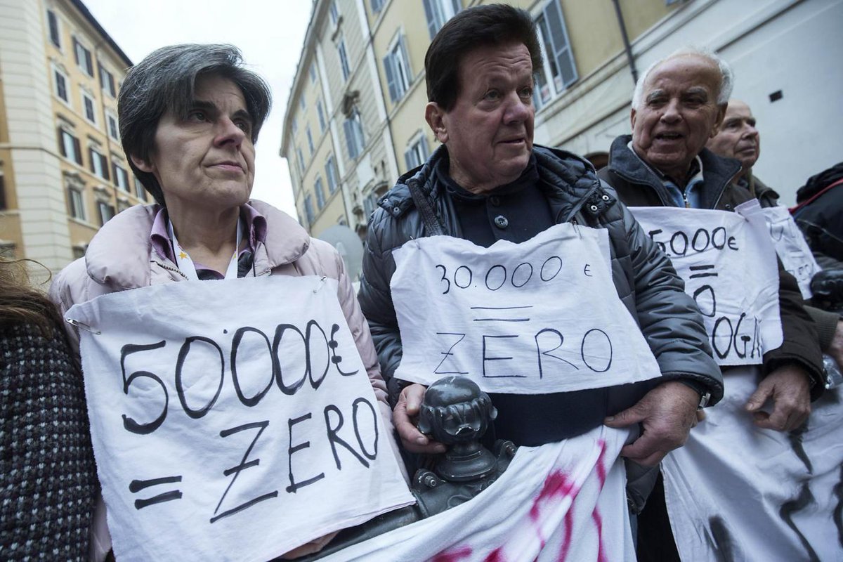 CarloRienzi's tweet photo. Solo per le banche venete (#PopolareVicenza e #Venetobanca) e per #BancaMarche, #BancaEtruria, #Carife e #Carichieti il danno complessivo subito dai #risparmiatori supera 15,6 miliardi di euro e investe quasi 220mila piccoli #azionisti/#obbligazionisti 👉🏻 https://t.co/5TFl719oxH https://t.co/ipFJ7Tqwp9