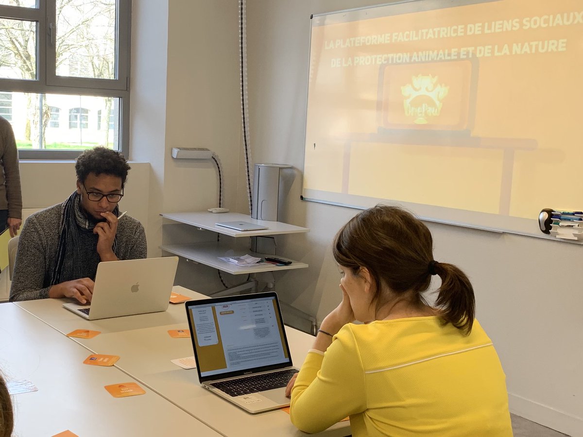 IRAMfactory's tweet photo. On continue la découverte de #OnePaw à travers le prototype d'@EvaGarnier17. Un ordinateur, une mission : chacun se met dans la peau d’une association ou d’un membre pour surfer sur la plateforme. Une présentation plus vraie que nature !

#Exposition @Iramedias @TelecomStE https://t.co/DVzXHaZmXm