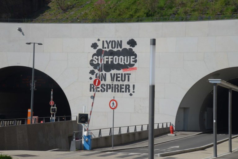 Dimanche 24 mars 2019, Greenpeace a réalisé ce graff géant pour interpeller les élus sur cette question de santé publique et sur l’urgence de la prise "vraies" décisions pour diminuer et maîtriser la pollution atmosphérique dans l’agglomération. #airlyon #pollution
