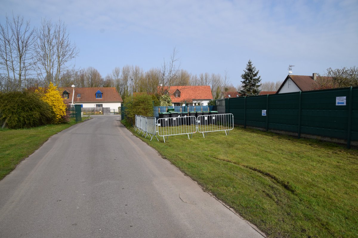 villemerlimont's tweet photo. Pour ceux d'entre vous qui désirent restituer les conteneurs à verre, vous pouvez les déposer aux services techniques. Un espace est installé à gauche de l'entrée à une dizaine de mètres du parc de la mairie. Merci de bien vouloir suivre ces consignes. 🙂 https://t.co/dyvoP1x4eN