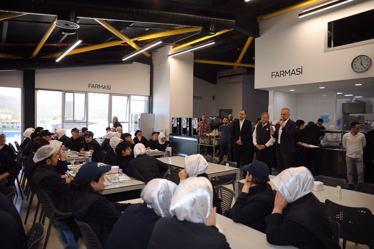 Ömerli mahallemizde Farmasi Kozmetik Fabrikasında çalışan emektar kardeşlerimizle bir araya geldik.
Misafirperverliklerinden ötürü Firma sahibi Hakan Tuna'ya ve çalışanlarına teşekkür ediyorum.