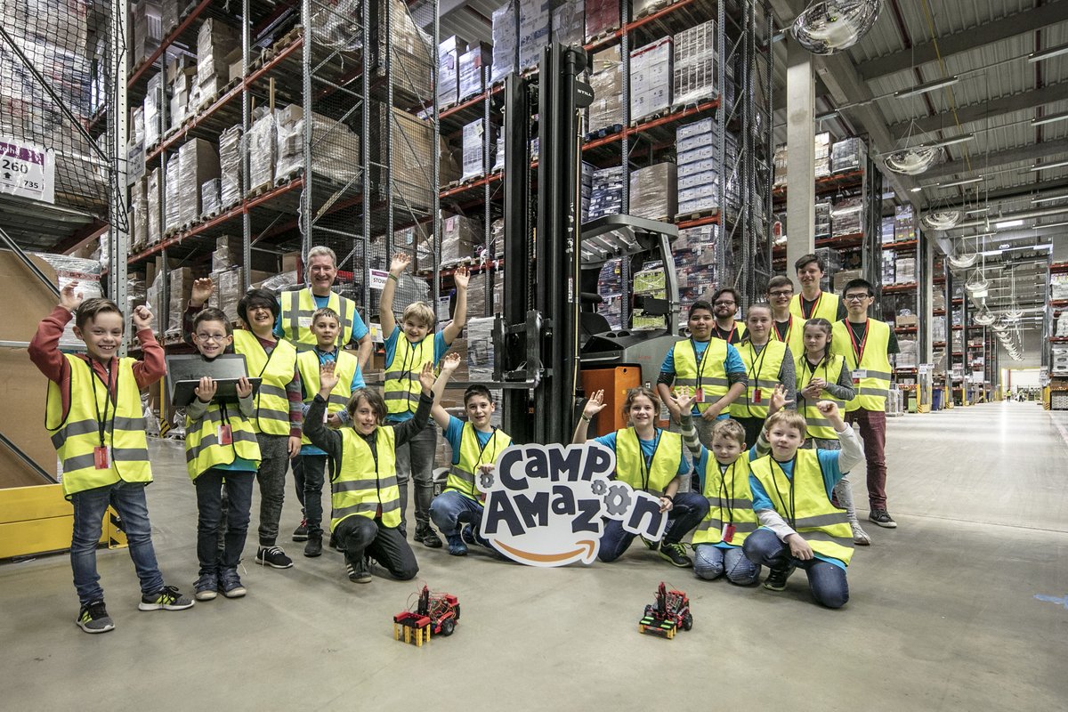 AmazonNewsDE's tweet photo. Über 40 Kinder nahmen an Technik-Erlebniscamps bei Amazon in #Pforzheim teil. Gemeinsam mit Studenten der Technikcamps der @unikold bauten &amp; programmierten sie kleine Gabelstapler &amp; blickten mit ihren Eltern hinter die Kulissen des Logistikzentrums. #deliveringsmiles #CampAmazon https://t.co/BJiFjeI7ei