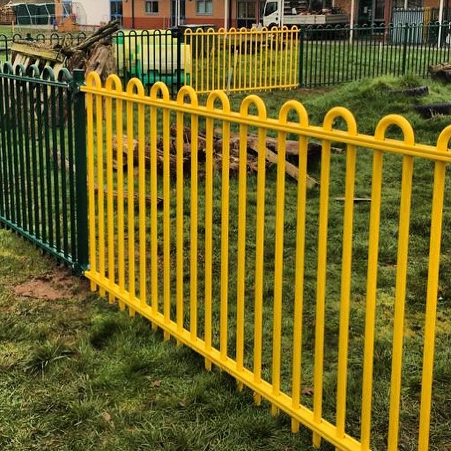 lindabrierley70's tweet photo. #tangorail 1.2mtr high system c/w Single Leaf #gates Galv. & PPC Green and Yellow. Supplied and installed by @PeerlessLtd manufactured by @Herasbv . #safeguardingchildren #childrensplayground #fencingcontractor #schoolfencing https://t.co/Myk8DCXaZg