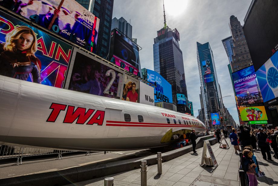 WHAAAT? A 1950s TWA airplane landed in Times Square this weekend bit.ly/2U2zA4X #experientialmarketing #immersive photo: May Touhey