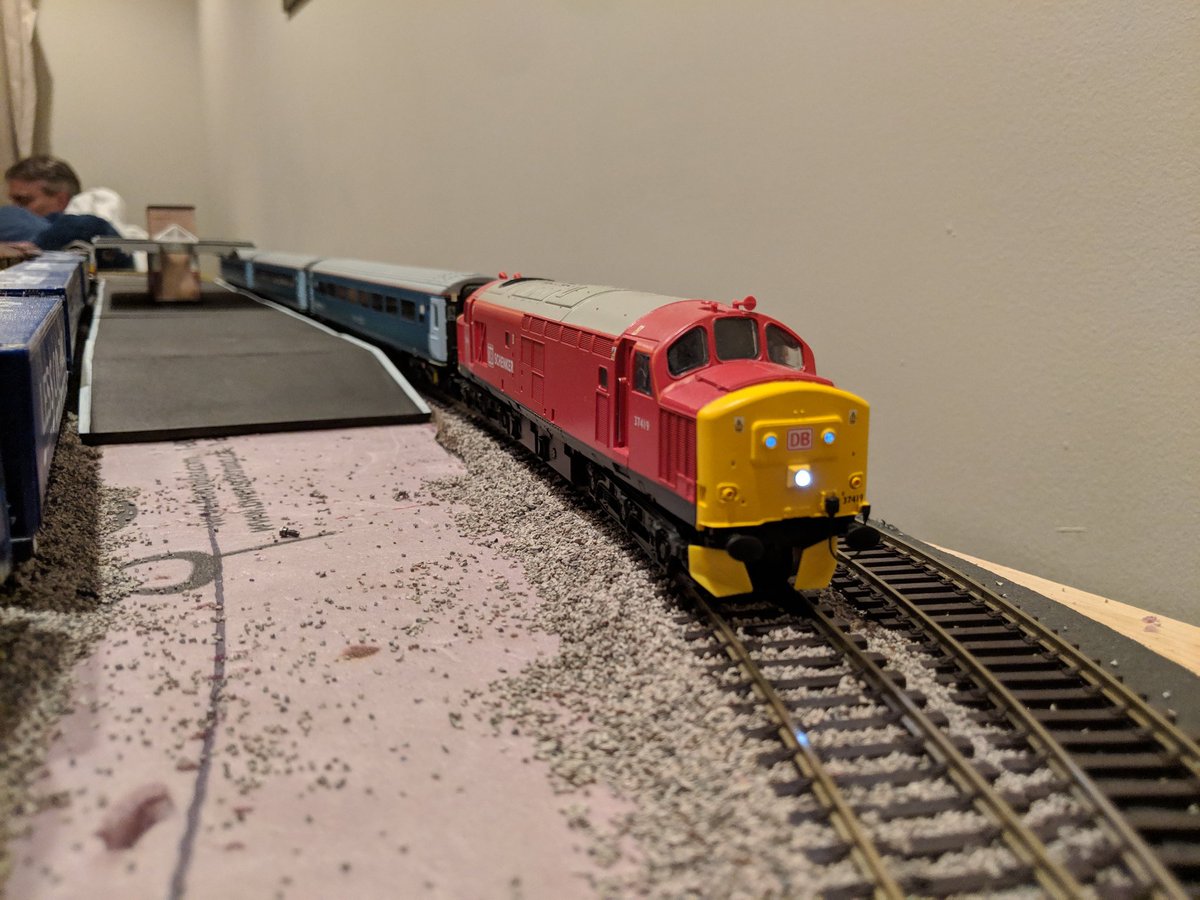 Giffield's tweet image. Just got new platforms and station building from @HattonsModels and added them to the layout. I still need to be leveled out but they're looking pretty good.